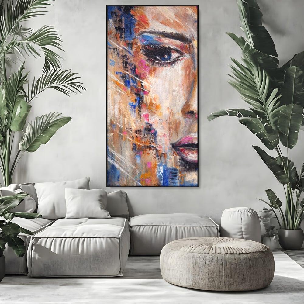 Tablou canvas cu pictura chip de femeie, in rama de aluminiu negru, pe perete intr-un living